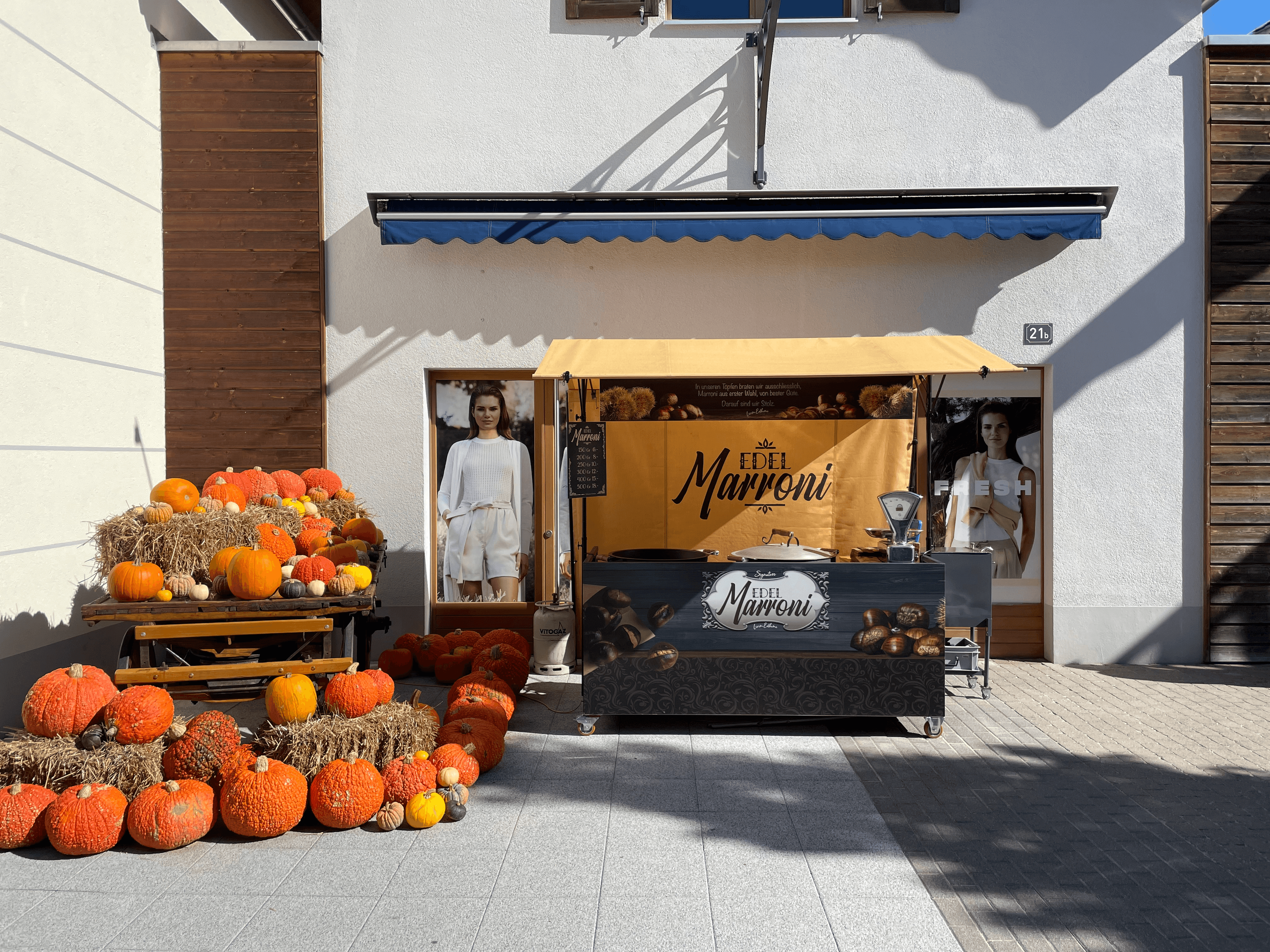 Marroni Stand mit Kürbissen